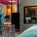 Western Aquakub Hotel